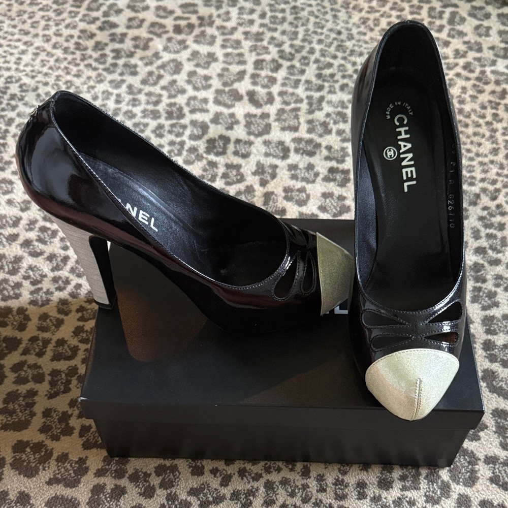 CHANEL Two-Tone Black and Cream Heels
